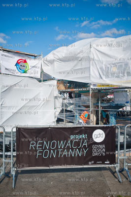 Gdynia. Remont fontanny na Skwerze Kosciuszki.
10.07.2013
fot....