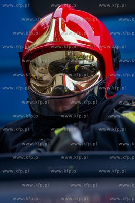 Gdansk. Cwiczenia Strazy Pozarnej na nowo budowanym...