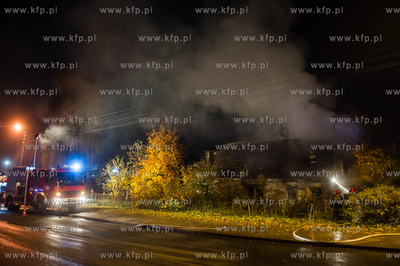 Gdansk. Pozar pustostanu przy ulicy Kartuskiej. Strazacy...