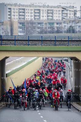 Gdansk. Mikolaje na rowerach jada dla Wielkiej Orkiestry...