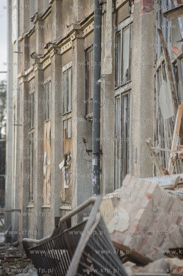 Gdansk. Rozbiorka budynku dawnej przychodni przy ulicy...