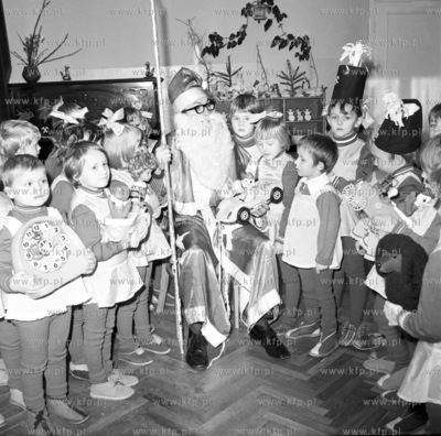 Swiety Mikolaj wsrod dzieci w Przedszkolu Specjalnym...