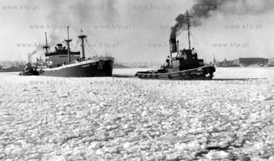 Grecki statek Kyranapoyko w asyscie holownikow plynie...