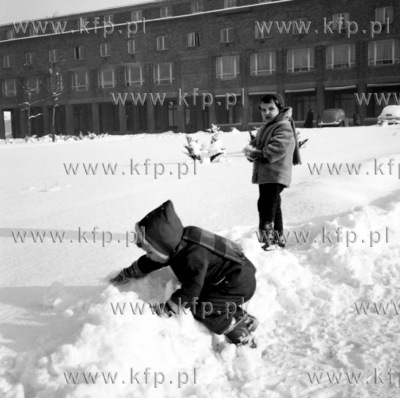 Zima na placu Gorkiego przed hotelem Monopol w Gdansku....