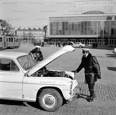 Milicja kontroluje kierowce i samochód marki Warszawa...