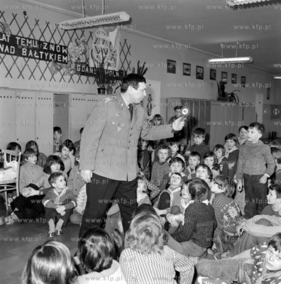 Spotkanie milicjanta z dziecmi ze Szkoly Podstawowej...