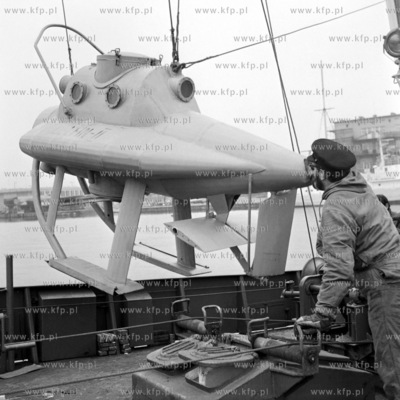Wodowanie batyplanu Delfin II z pokladu stojacego w...