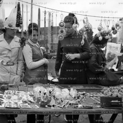 Sprzedaż zabawek dziecięcych na targowisku w Tczewie.
09.1971
wrzesien1971_z.kosycarz_p23
Fot....