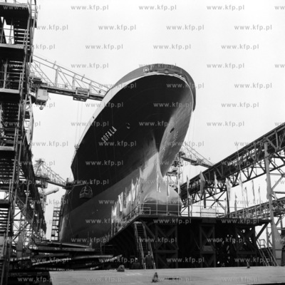 Wodowanie drobnicowca Sofala na wydziale Montazu Kadłubów...