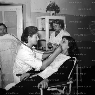 Kontrola uzębienia w gabinecie stomatologicznym. (lata60)
1961
0005224z_gd
Fot....