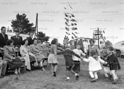 Zabawa dzieci na wiejskim festynie. (lata50).
1957
0005319z
Fot....