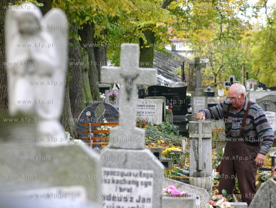 Przygotowania do Wszystkich Swietych na cmentarzu parafialnym...