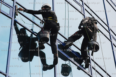 Wiosenne porzadki w Gdyni. Wysokosciowcy myja okna...