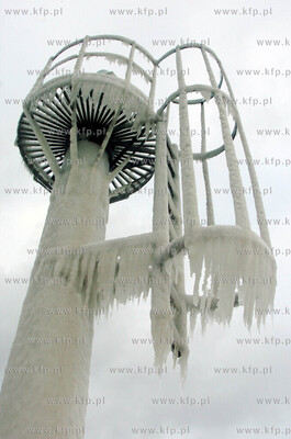 Oblodzone glowki przy wejsciu, do portu w Ustce.
08.01.2009...