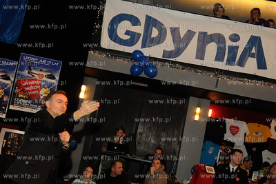 Gdynia. XVII Final WOSP. Gdynska licytacja fantow,...