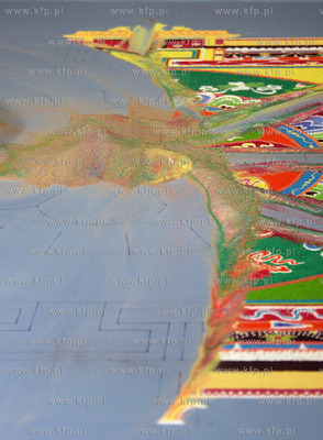 Po czterech dniach mozolnej pracy przy sypaniu mandali...