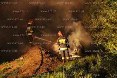 Wybuch samochodu w Gdyni - Obluzu. Nz. straz pozarna...