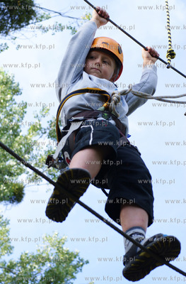 Adventure Park Kolibki w Gdyni. Nz. 6-letni Marek na...