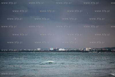 Sztorm na Baltyku. Gdynia Orlowo. Nz. Gdansk zasnuty...