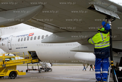 Gdansk, Rebiechowo. Nz. Tankowanie przez LOTOS Boeinga...