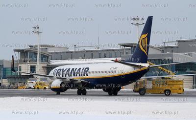Zima na Rebiechowie. Nz. Boeing737 Ryanair.  04.01.2010...