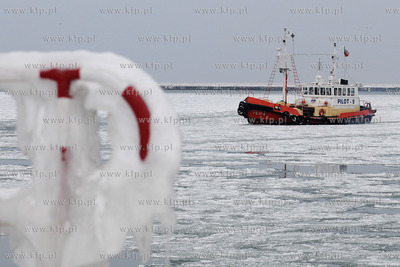 Niedzielny ruch statkow w gdynskim porcie.  Nz. pilotowka...