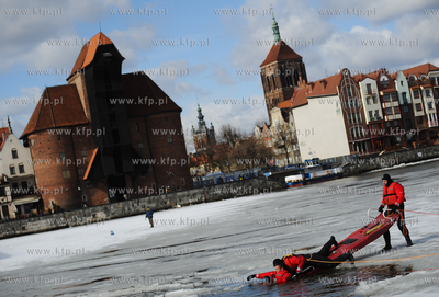Gdansk. Przystan Jachtowa. Cwiczenia, na zamarznietej...