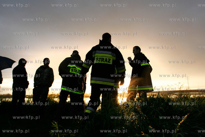 Dwory. Strazacy przygotowuja sie do nadejscia fali...