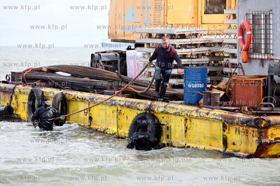Sopot. Silny polnocny wiatr towarzyszacy sztormowi...