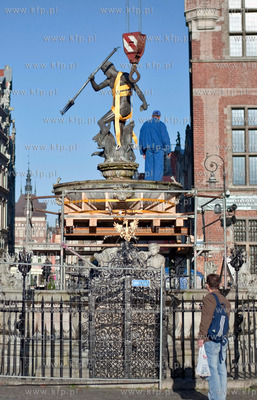 Gdansk. Demontaz figury Neptuna z fontanny na Dlugim...