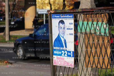 Niesciagniete plakaty wyborcze w Gdyni-Obluzu.
11.11.2011...