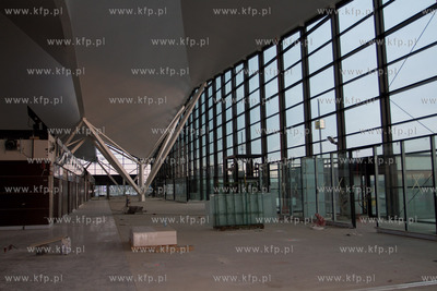 Wnetrze wykanczanego nowego terminala pasazerskiego...