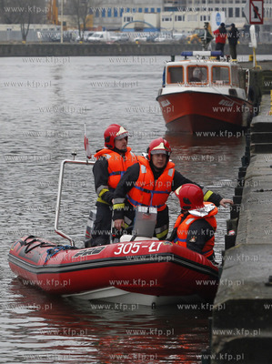 Szczecin. Akcja ratownicza polegajaca na poszukiwaniu...