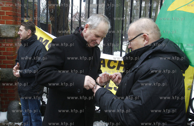 Szczecin. Wigilia rolnikow protestujacch przed siedziba...