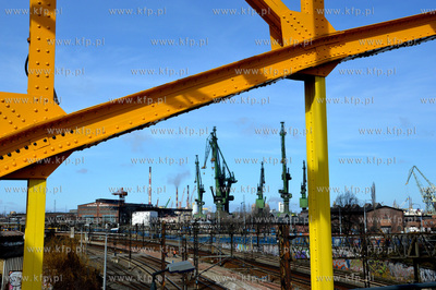 Gdansk. Dzwigi Stoczni Gdanskiej. Widok z zoltego wiaduktu...