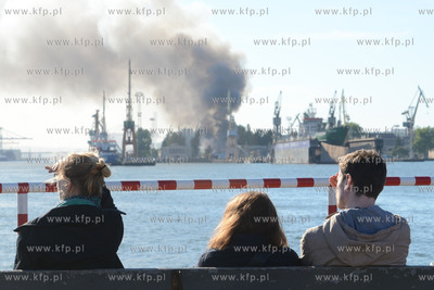 Pozar hali na terenie stoczni Marynarki Wojennej w...