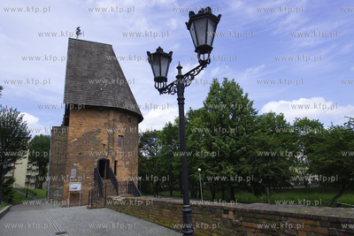 Baszta Czarownic zostala wzniesiona w latach 1411-1415....