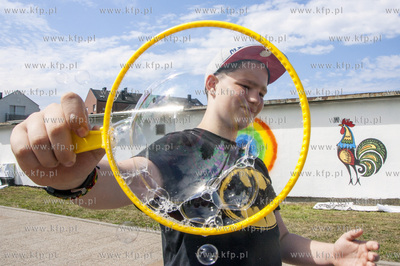 Na elewacji garazu przy deptaku na  ul. Wita Stwosza...