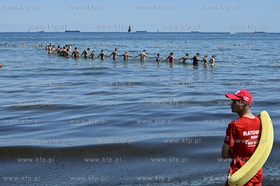 Sopot. Plaza. Okolo godz 13 do morza na wysokosci wejscia...