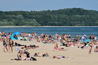 Sopot. Plaża. Upalny weekend spowodował liczne przybycie...