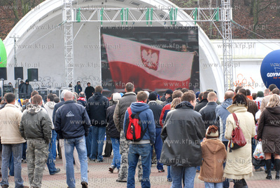 Gdynianie kibicuja przed ustawionym na Placu Grunwaldzkim...