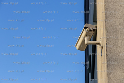 Kamera monitoringu zamacowana na elewacji bloku przy...