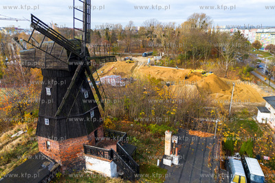 Zabytkowy, XIX-wieczny wiatrak typu Holeder połozony...