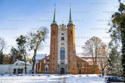 Zima w Gdańsku Oliwie. Nz. Archikatedra Oliwska. 23...