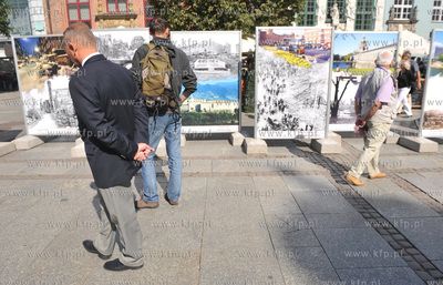 Gdansk. Dlugi Targ. Wystawa plenerowa Mista - Sympole...