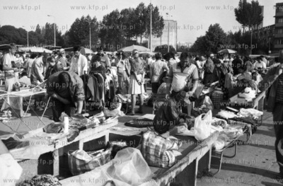 Rynek, bazar, targowisko na gdanskim Przymorzu. 1.06.1992...