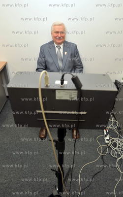 Prezydent Lech Walesa zwiedza stadion PGE Arena w Gdansku....