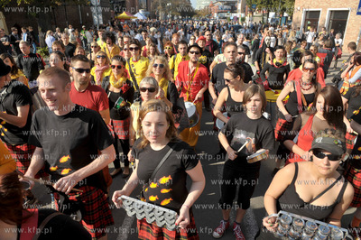 Gdansk. ul. Podmlynska. Parada z udzialem bebniarzy,...