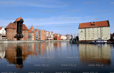 Gdansk, Dlugie Pobrzeze z widokiem na Zuraw. Po prawej...