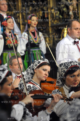Koncert koled w wykonaniu zespolu Mazowsze w kosciele...